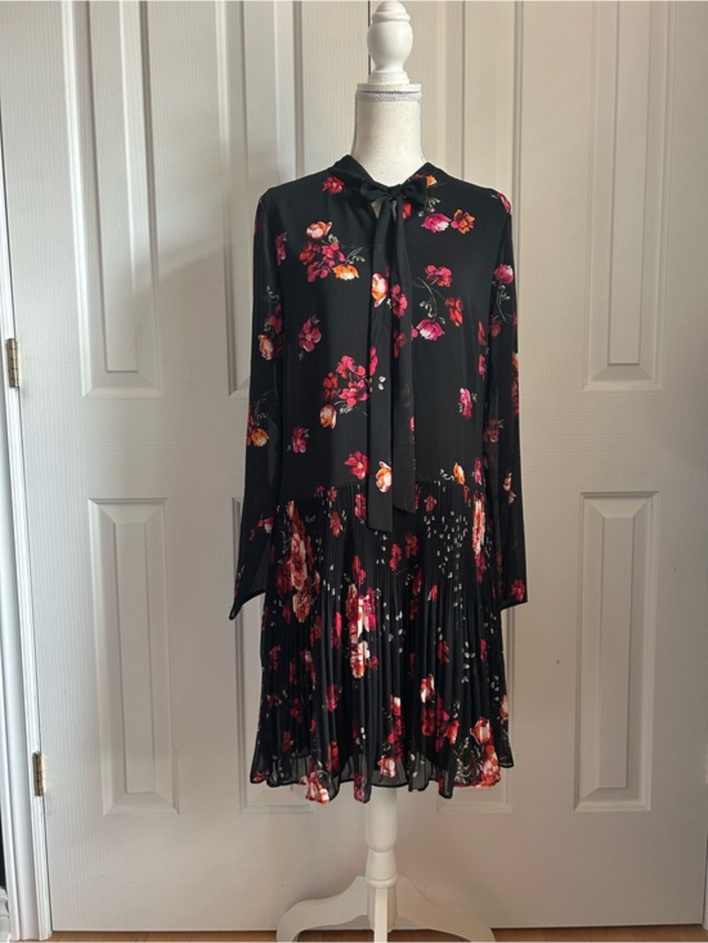 NWT DKNY Long Sleeves Floral Pleated Tie-Neck Midi Dress, Red Accents, Size 10